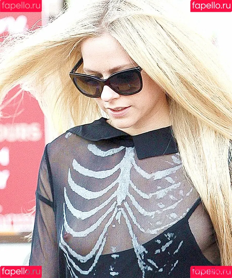 Avril Lavigne / AvrilLavigne Onlyfans Photo Gallery 