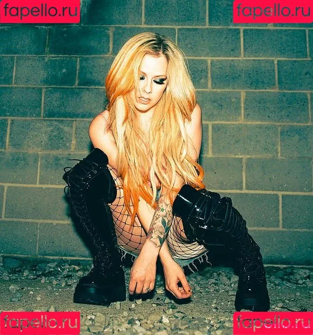 Avril Lavigne / AvrilLavigne Onlyfans Photo Gallery 