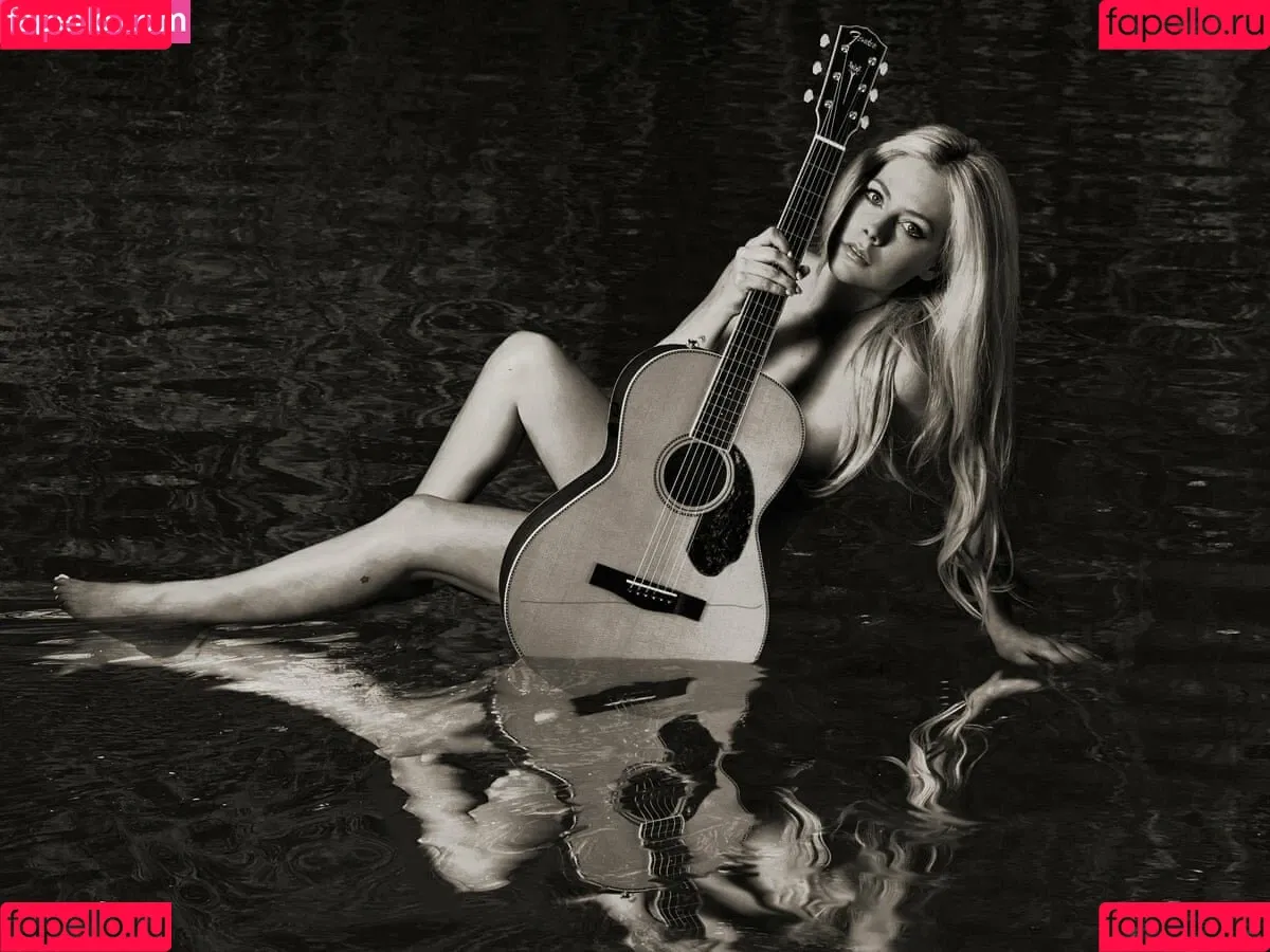 Avril Lavigne / AvrilLavigne Onlyfans Photo Gallery 