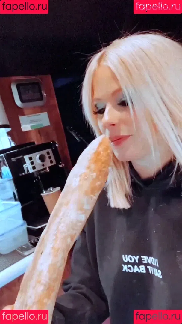 Avril Lavigne / AvrilLavigne Onlyfans Photo Gallery 