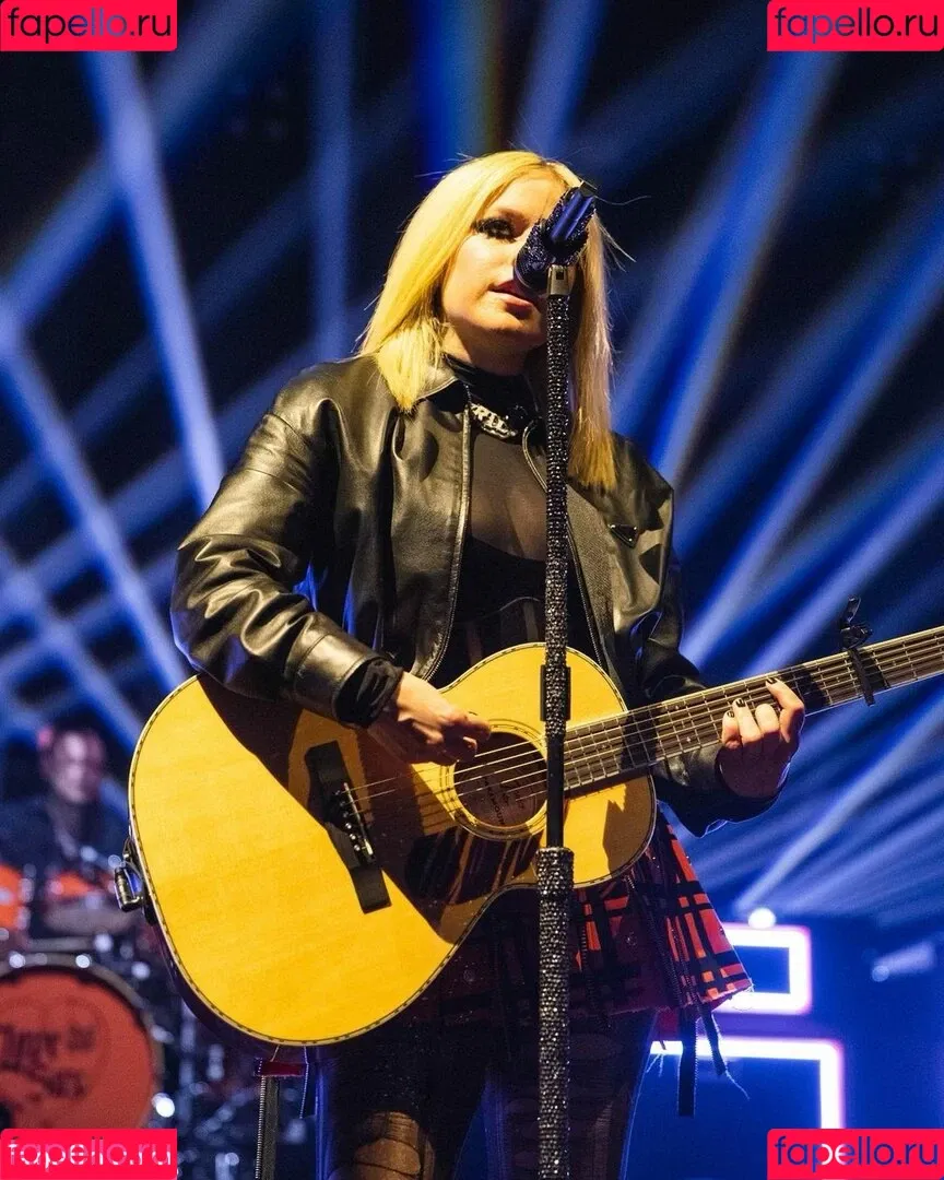 Avril Lavigne / AvrilLavigne Onlyfans Photo Gallery 