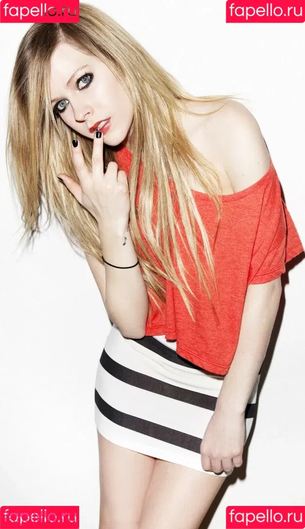 Avril Lavigne / AvrilLavigne Onlyfans Photo Gallery 