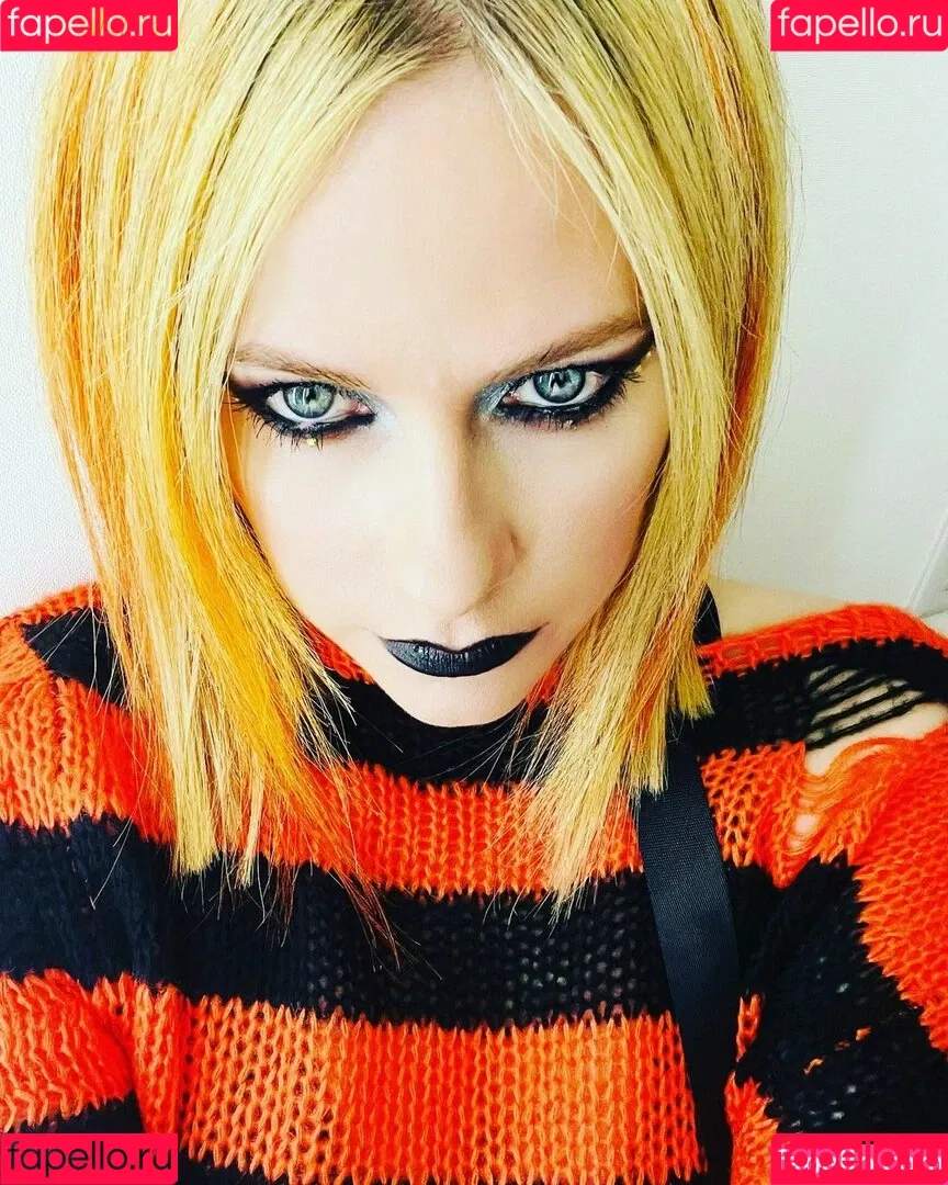 Avril Lavigne / AvrilLavigne Onlyfans Photo Gallery 