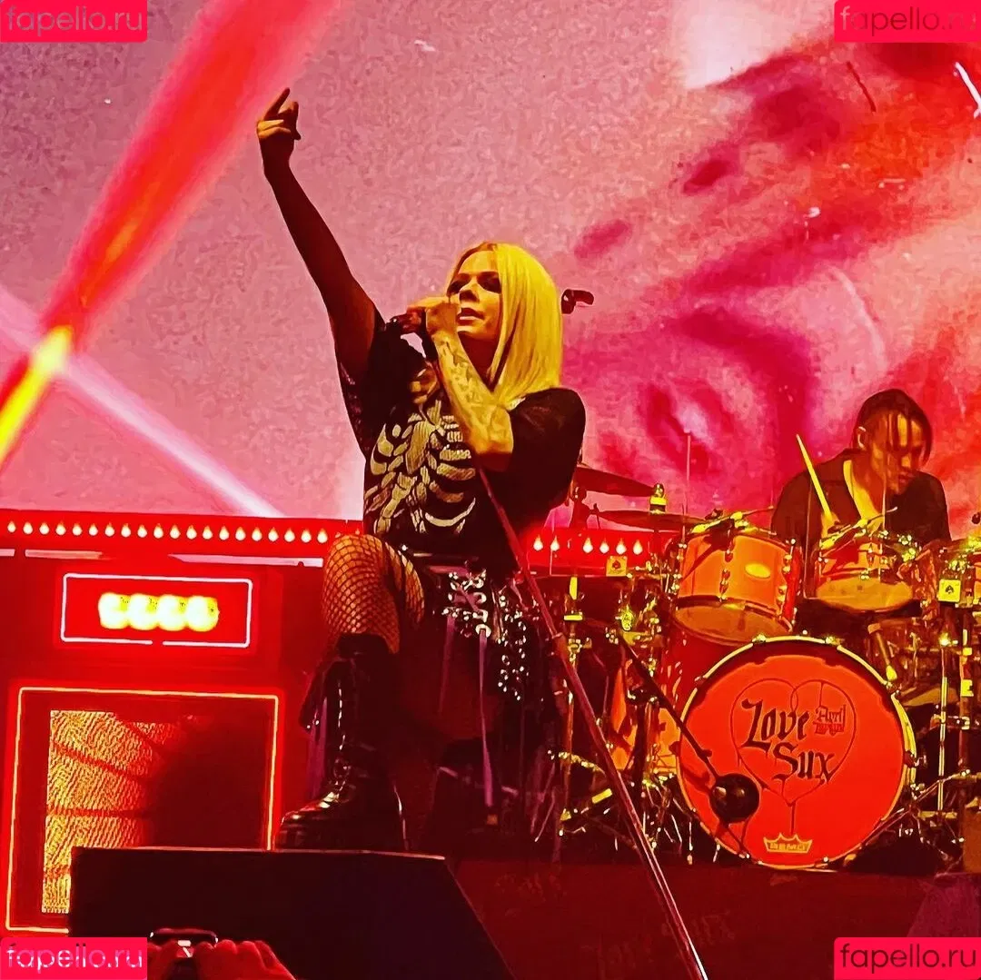 Avril Lavigne / AvrilLavigne Onlyfans Photo Gallery 