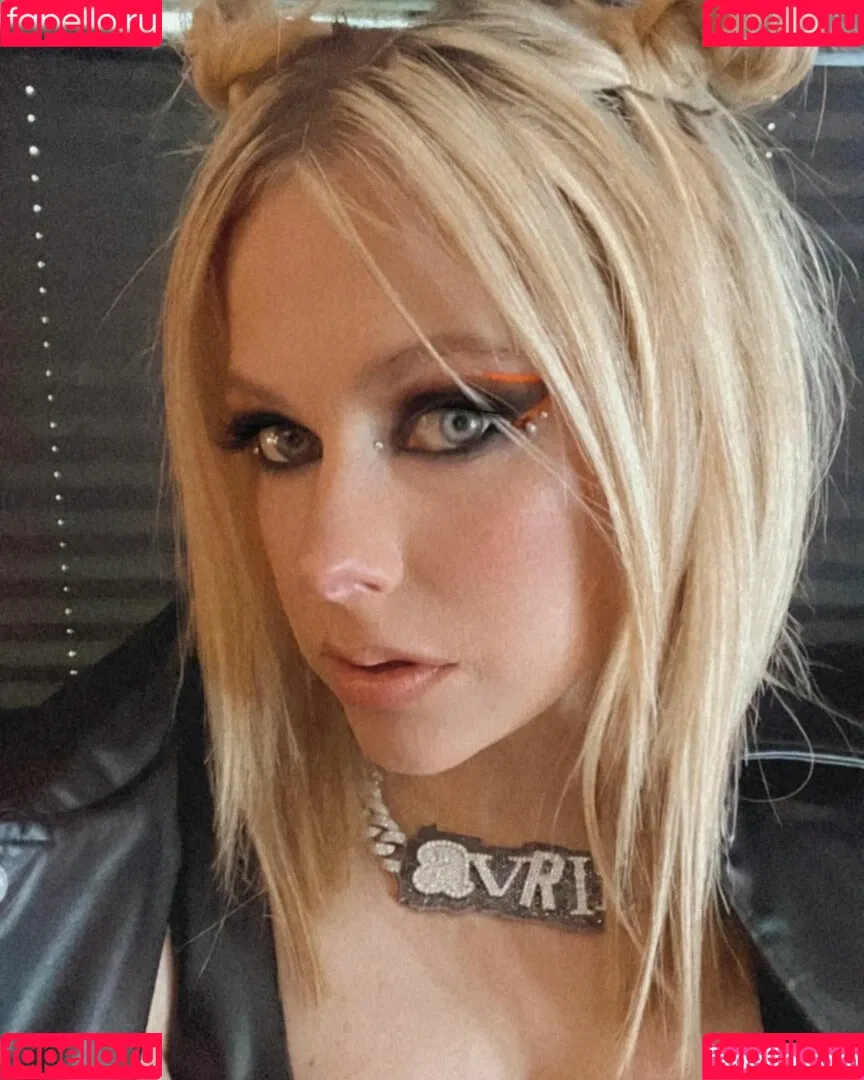 Avril Lavigne / AvrilLavigne Onlyfans Photo Gallery 