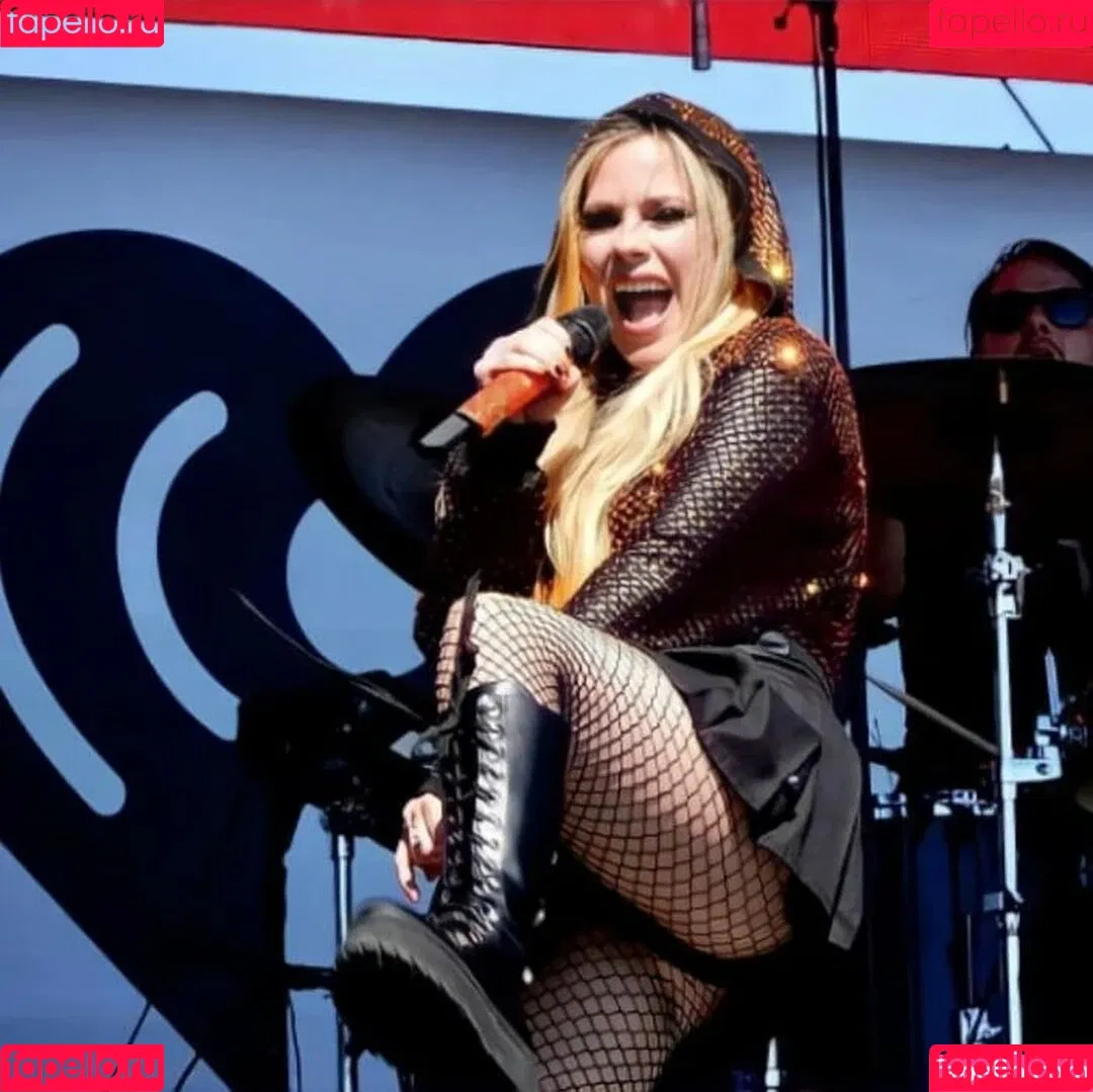Avril Lavigne / AvrilLavigne Onlyfans Photo Gallery 