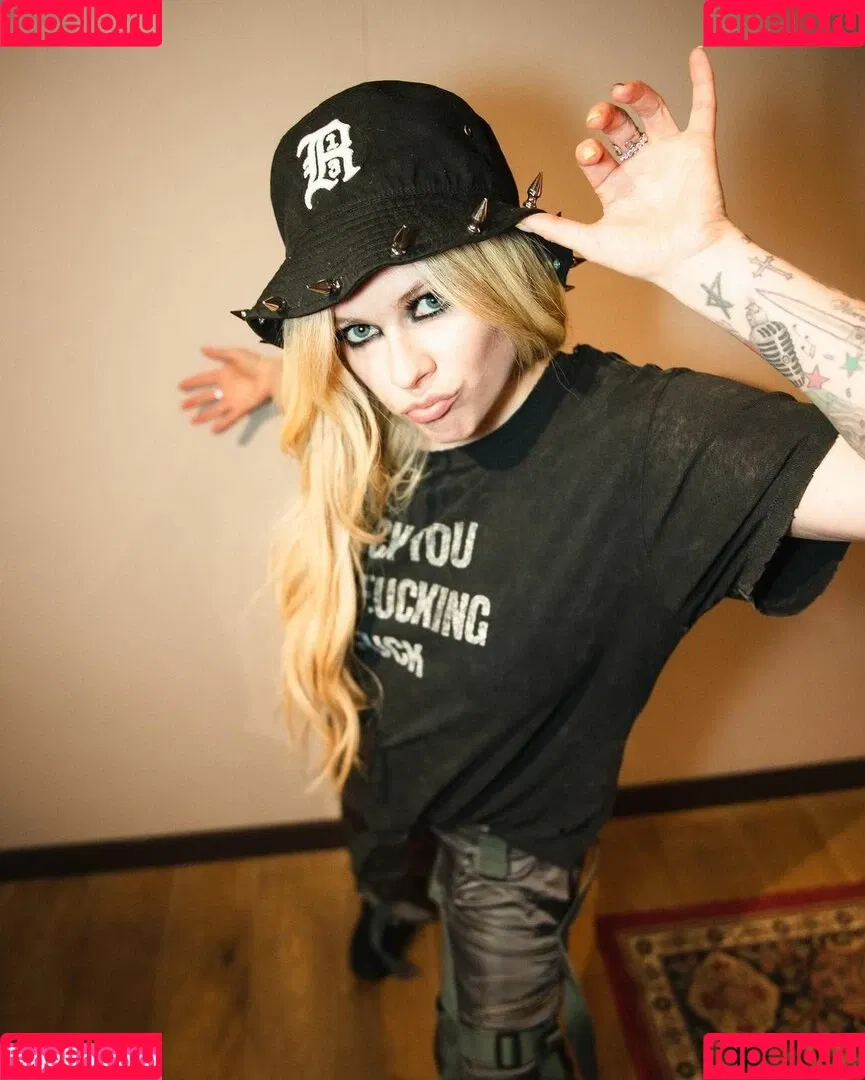 Avril Lavigne / AvrilLavigne Onlyfans Photo Gallery 