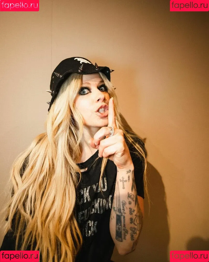 Avril Lavigne / AvrilLavigne Onlyfans Photo Gallery 