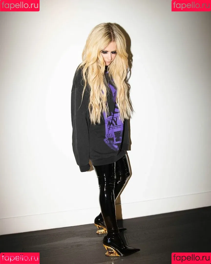 Avril Lavigne / AvrilLavigne Onlyfans Photo Gallery 