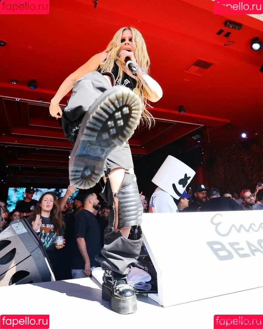 Avril Lavigne / AvrilLavigne Onlyfans Photo Gallery 