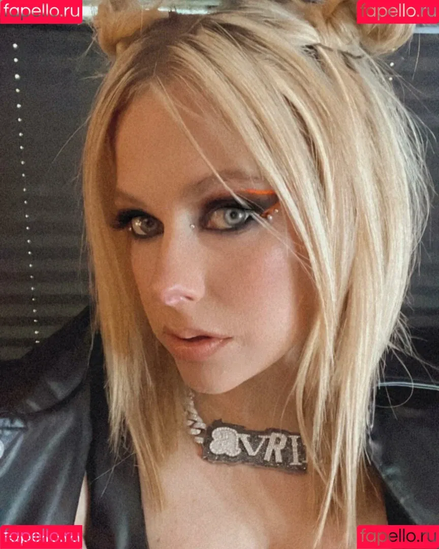 Avril Lavigne / AvrilLavigne Onlyfans Photo Gallery 