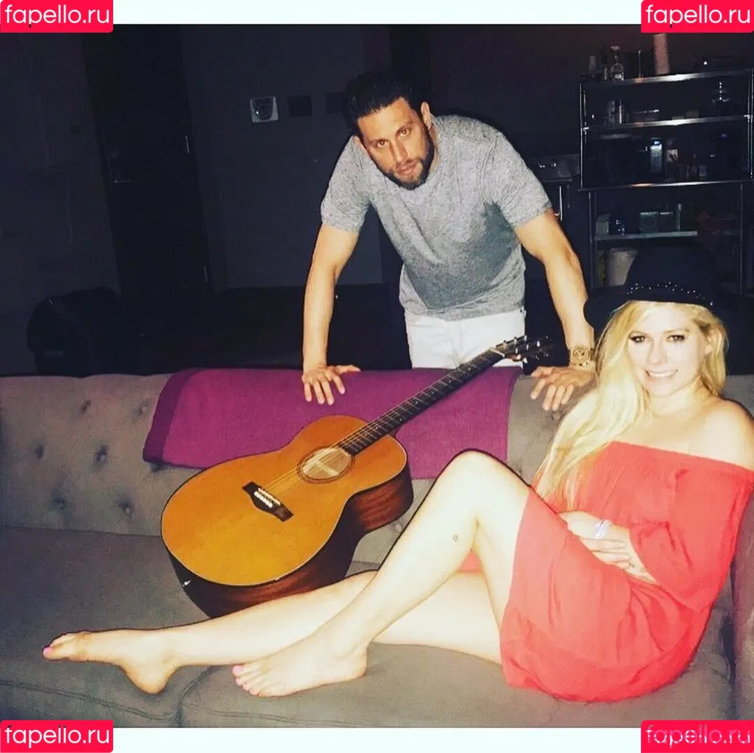 Avril Lavigne / AvrilLavigne Onlyfans Photo Gallery 