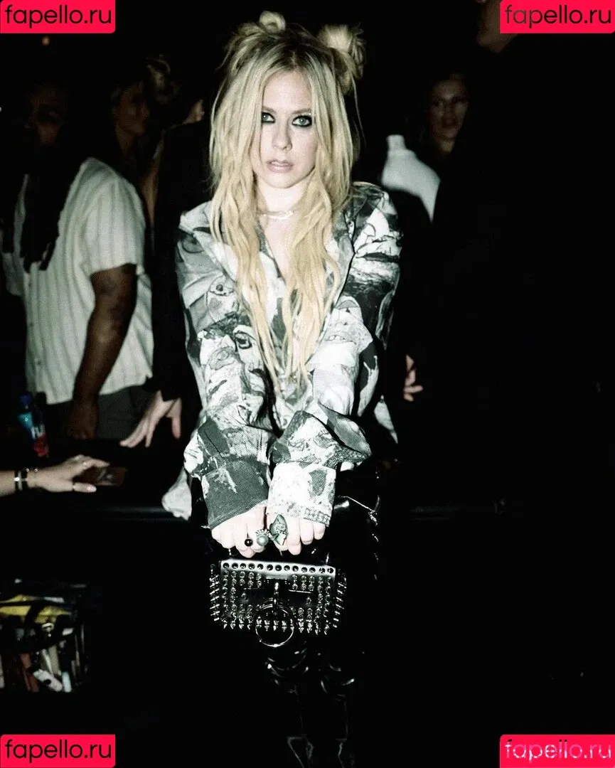 Avril Lavigne / AvrilLavigne Onlyfans Photo Gallery 