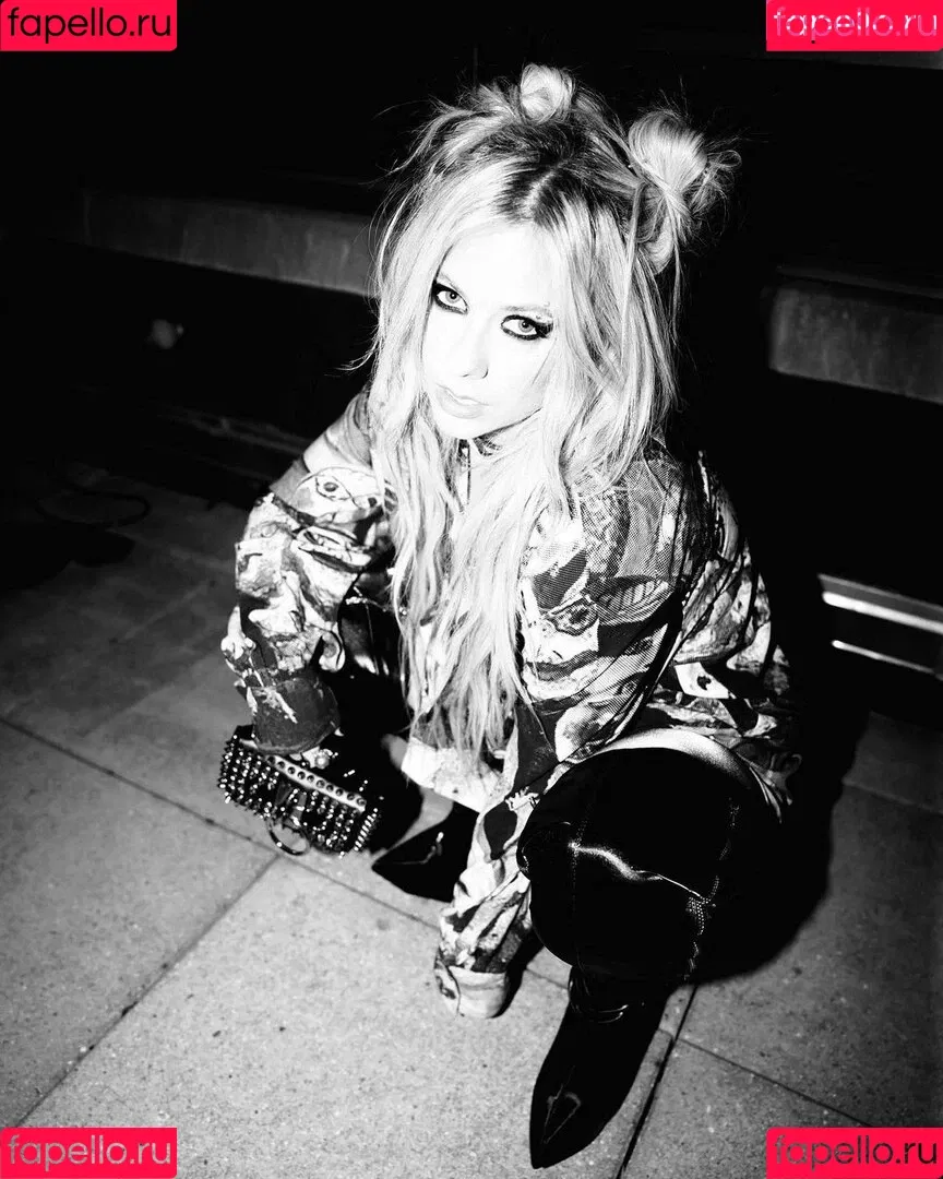 Avril Lavigne / AvrilLavigne Onlyfans Photo Gallery 