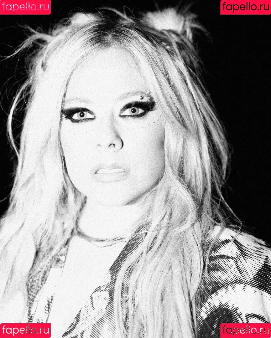 Avril Lavigne / AvrilLavigne Onlyfans Photo Gallery 