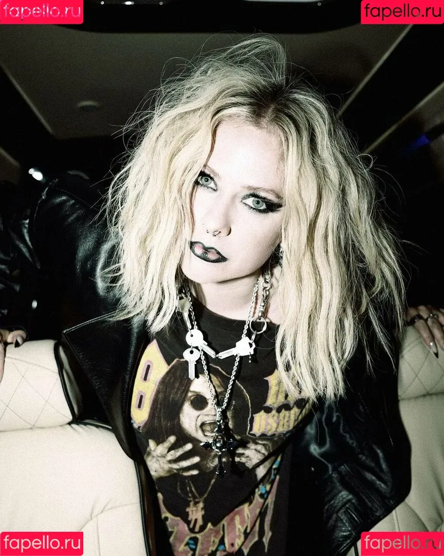 Avril Lavigne / AvrilLavigne Onlyfans Photo Gallery 