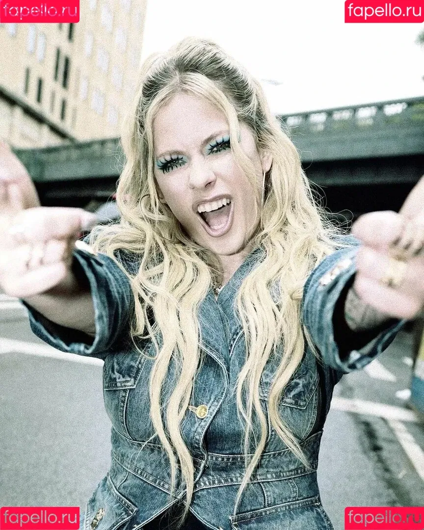 Avril Lavigne / AvrilLavigne Onlyfans Photo Gallery 
