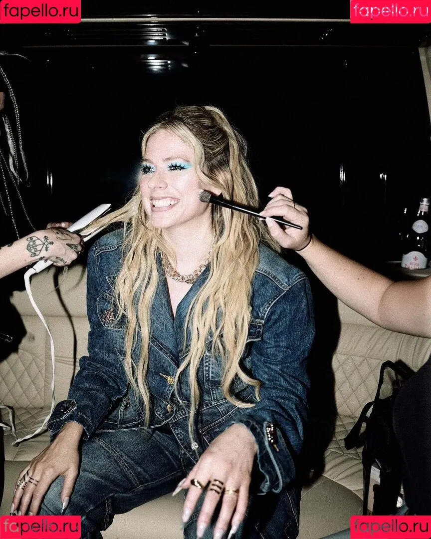 Avril Lavigne / AvrilLavigne Onlyfans Photo Gallery 
