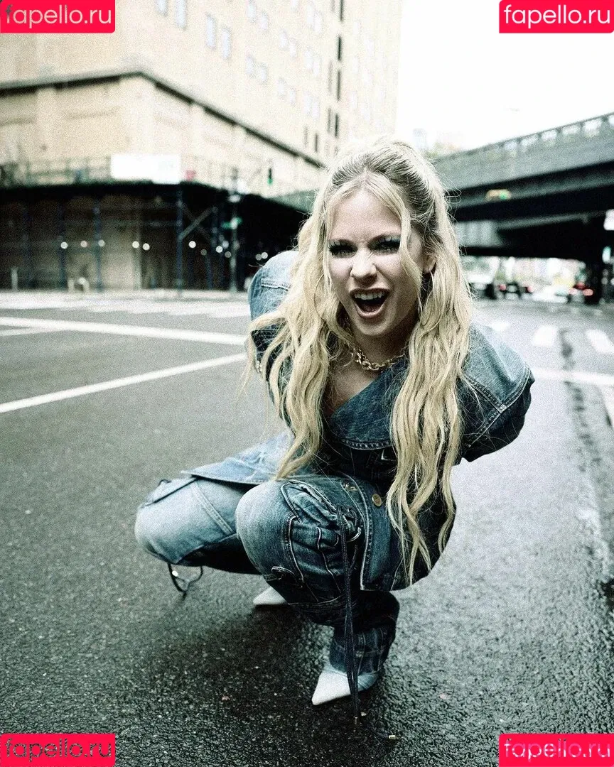 Avril Lavigne / AvrilLavigne Onlyfans Photo Gallery 