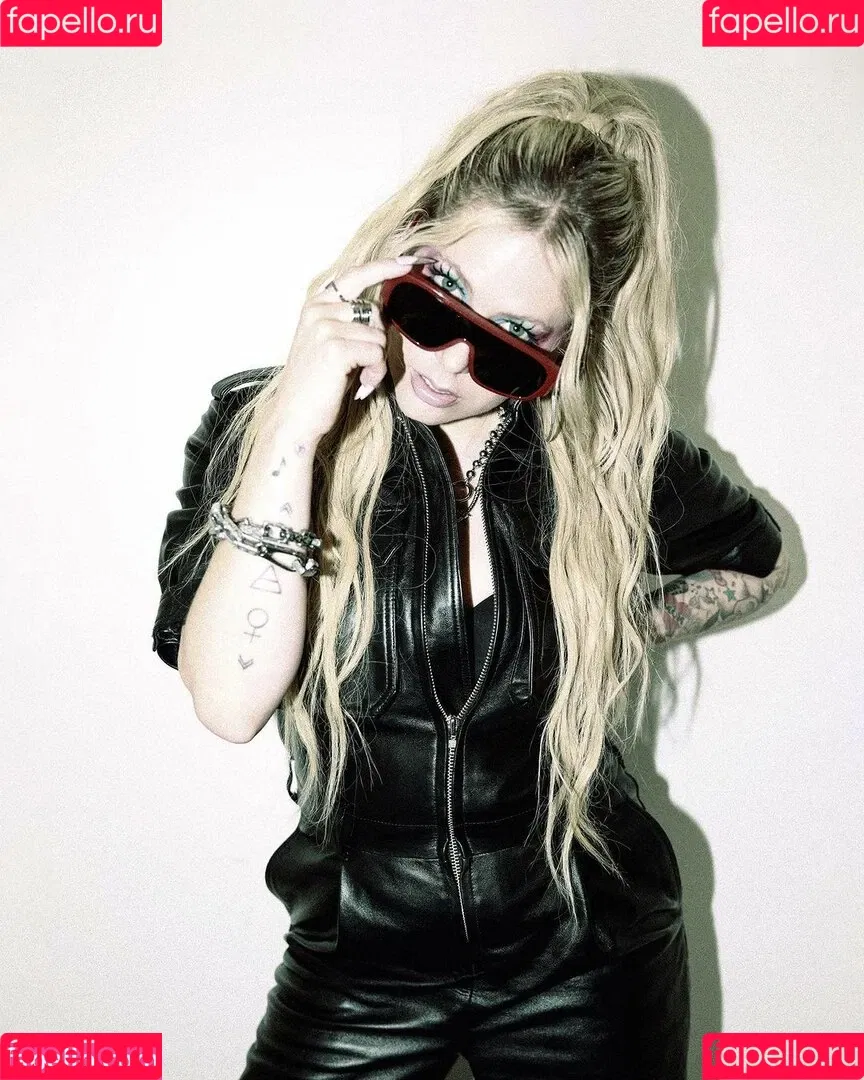 Avril Lavigne / AvrilLavigne Onlyfans Photo Gallery 