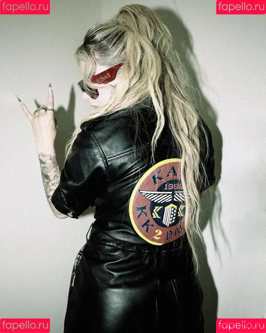 Avril Lavigne / AvrilLavigne Onlyfans Photo Gallery 