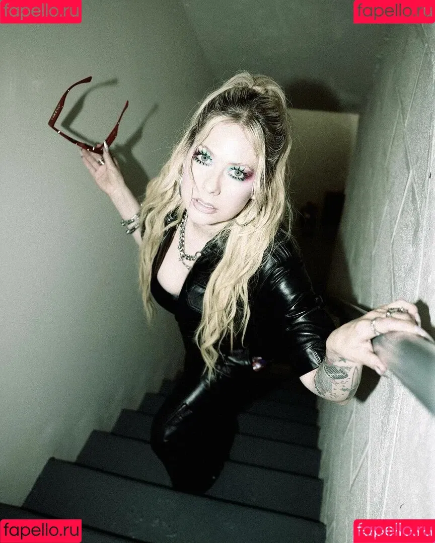 Avril Lavigne / AvrilLavigne Onlyfans Photo Gallery 