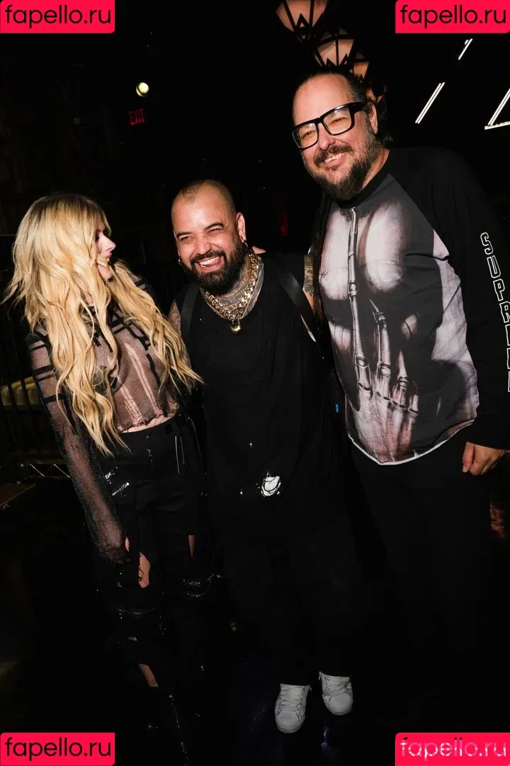 Avril Lavigne / AvrilLavigne Onlyfans Photo Gallery 
