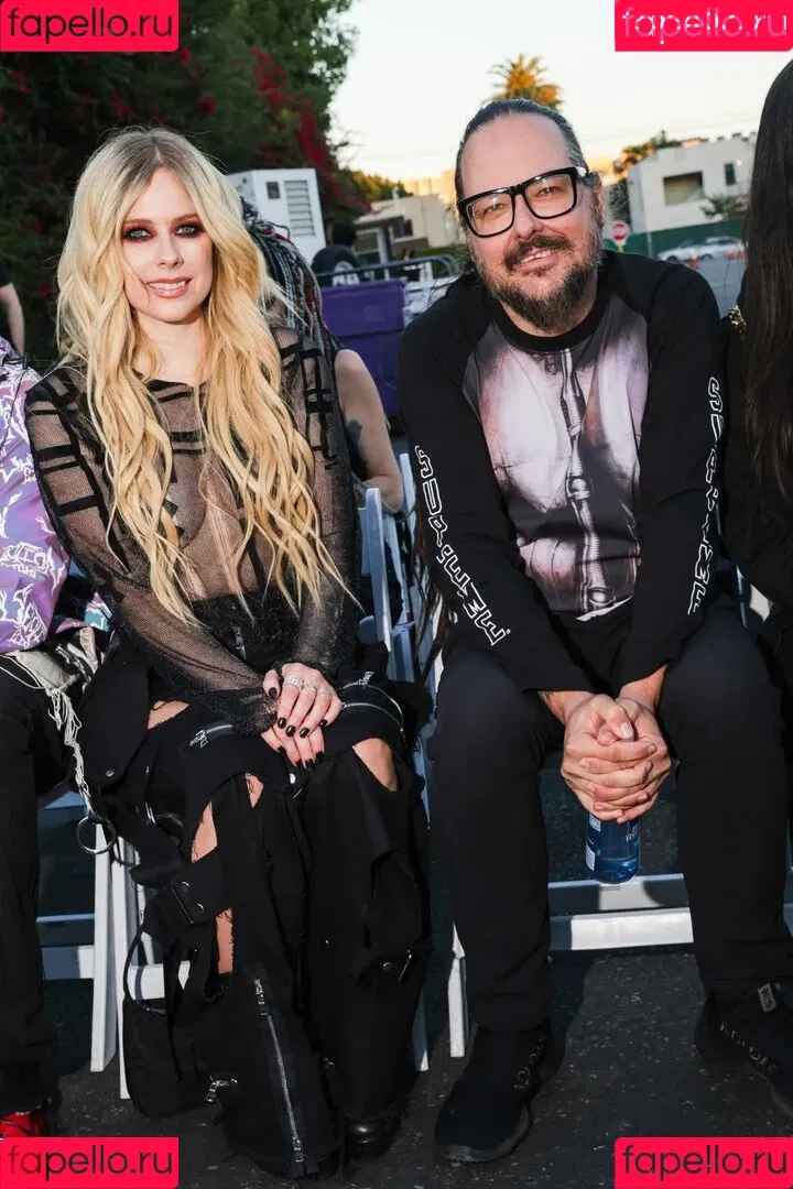 Avril Lavigne / AvrilLavigne Onlyfans Photo Gallery 