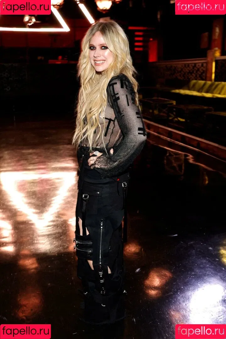 Avril Lavigne / AvrilLavigne Onlyfans Photo Gallery 