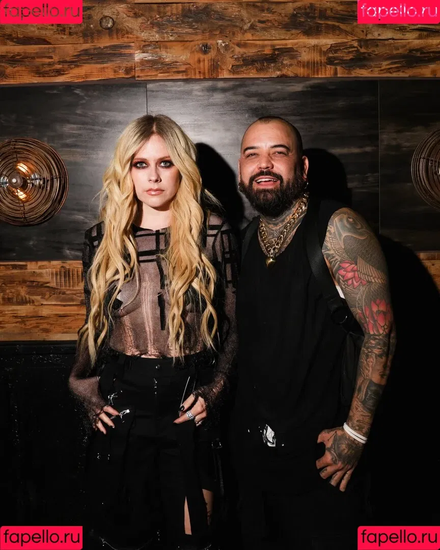 Avril Lavigne / AvrilLavigne Onlyfans Photo Gallery 