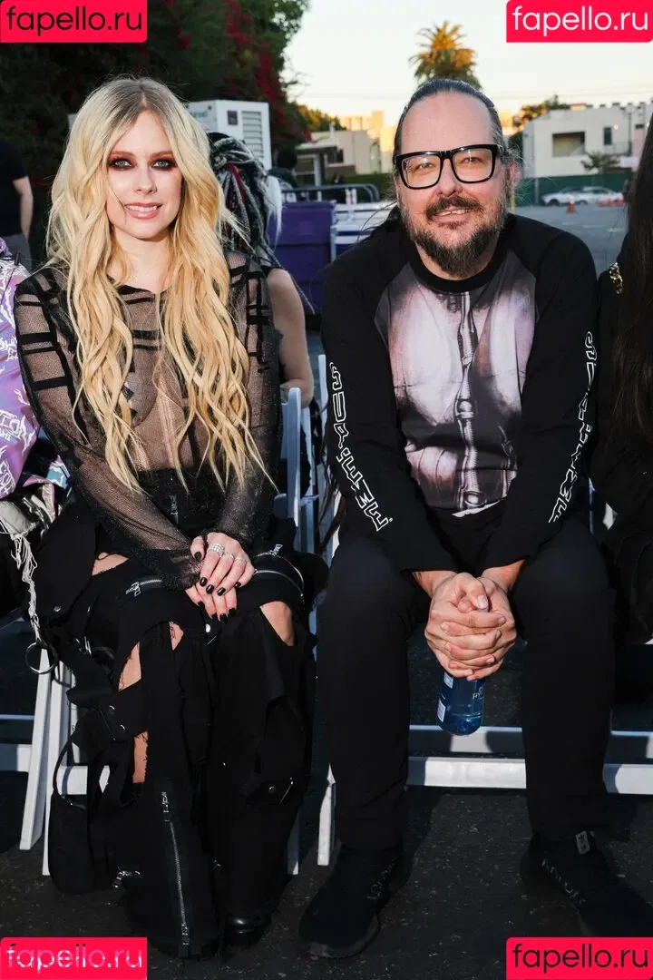 Avril Lavigne / AvrilLavigne Onlyfans Photo Gallery 