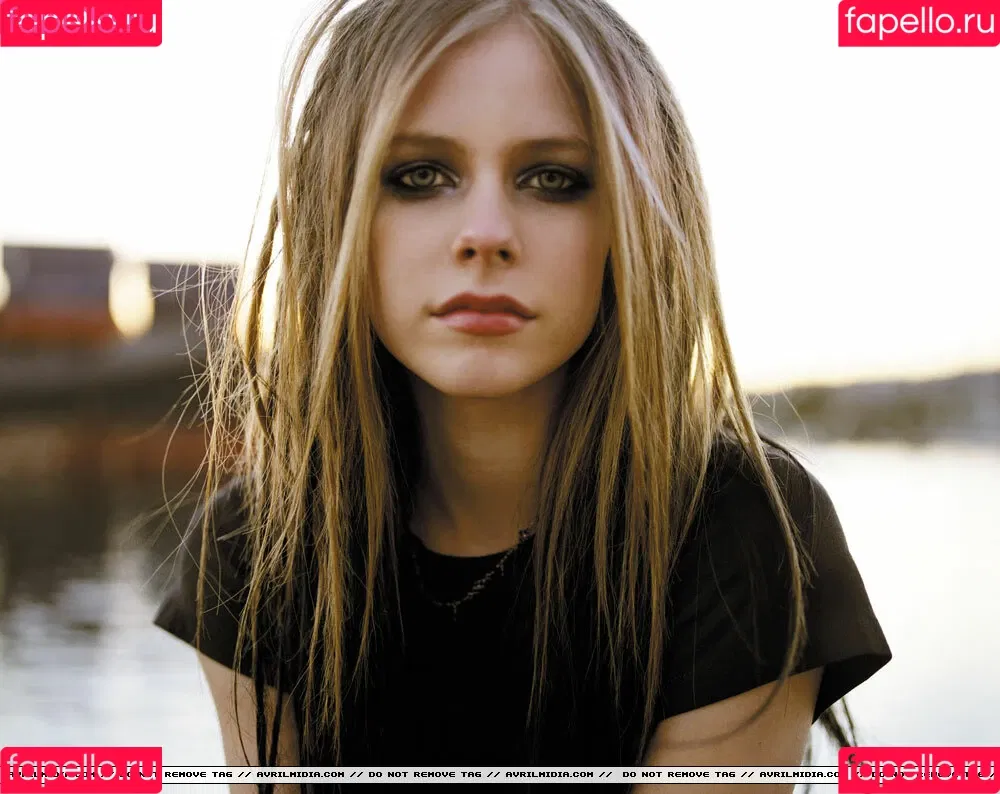 Avril Lavigne / AvrilLavigne Onlyfans Photo Gallery 