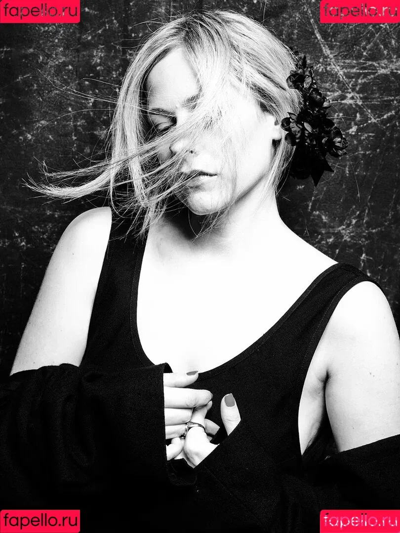 Avril Lavigne / AvrilLavigne Onlyfans Photo Gallery 