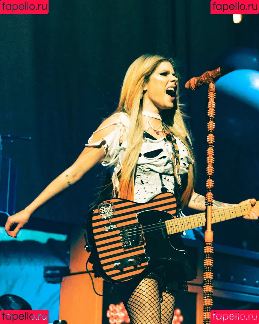 Avril Lavigne / AvrilLavigne Onlyfans Photo Gallery 