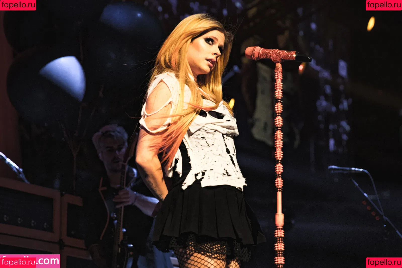 Avril Lavigne / AvrilLavigne Onlyfans Photo Gallery 