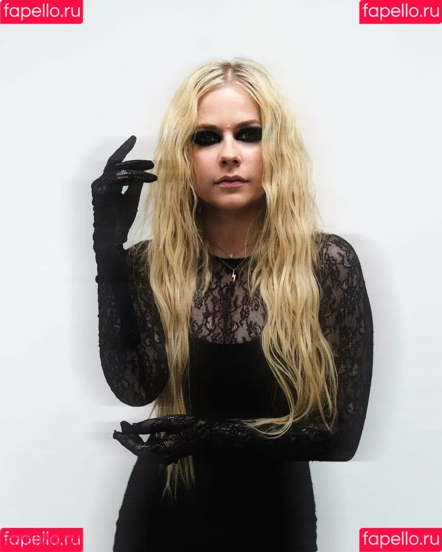 Avril Lavigne / AvrilLavigne Onlyfans Photo Gallery 