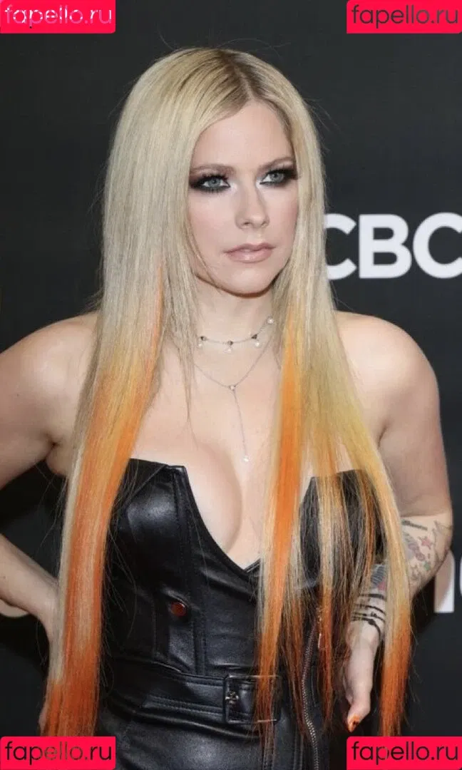 Avril Lavigne / AvrilLavigne Onlyfans Photo Gallery 