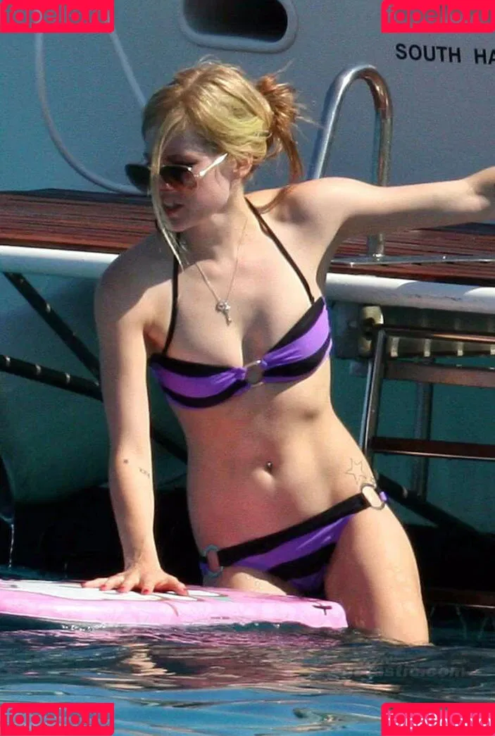 Avril Lavigne / AvrilLavigne Onlyfans Photo Gallery 