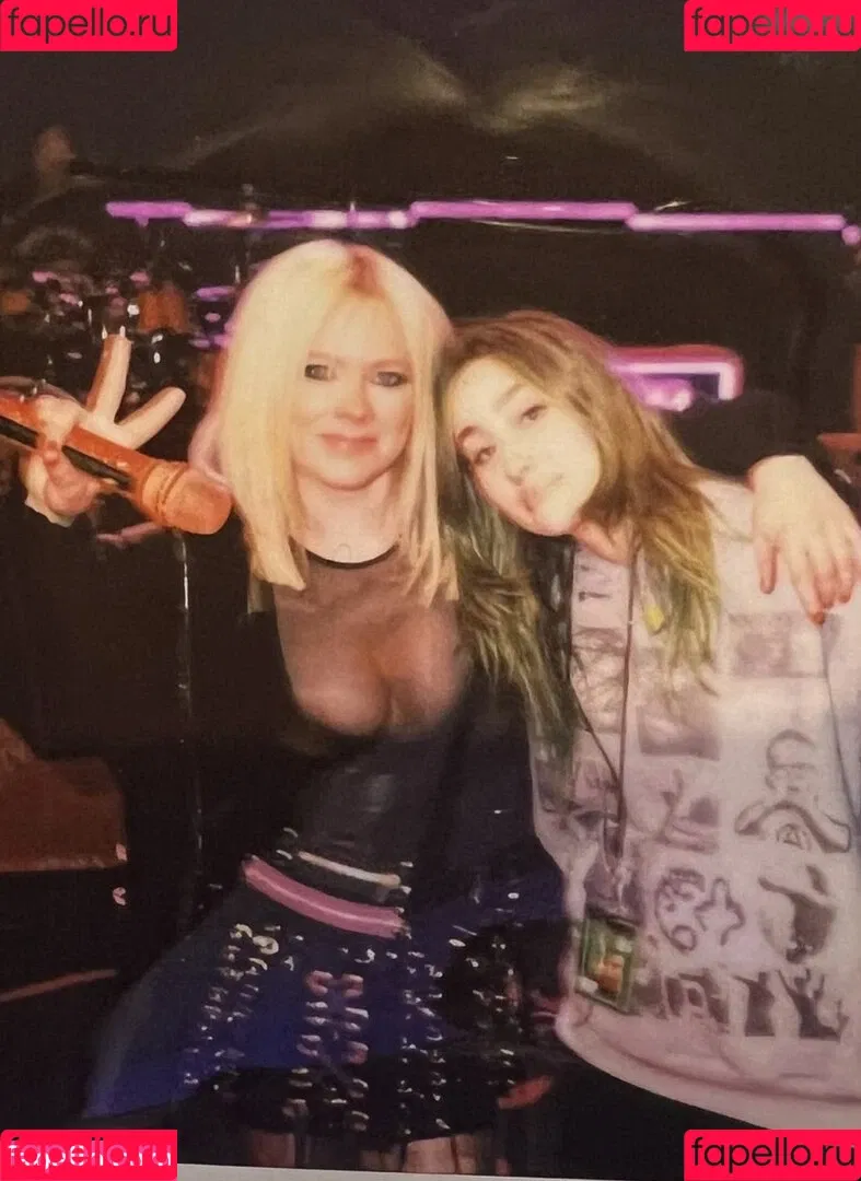 Avril Lavigne / AvrilLavigne Onlyfans Photo Gallery 