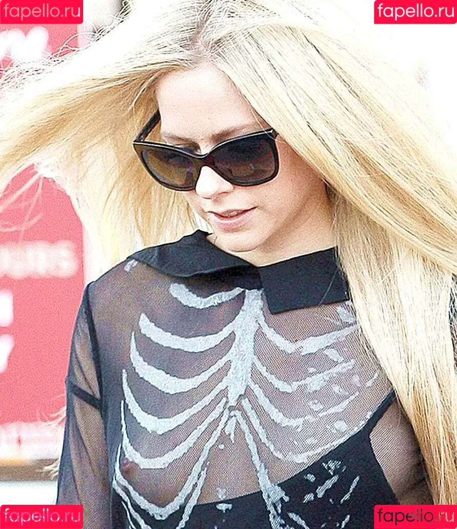 Avril Lavigne / AvrilLavigne Onlyfans Photo Gallery 