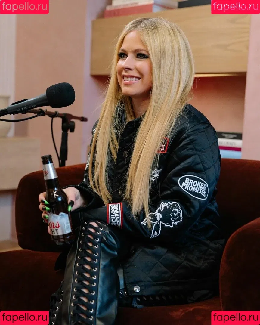 Avril Lavigne / AvrilLavigne Onlyfans Photo Gallery 