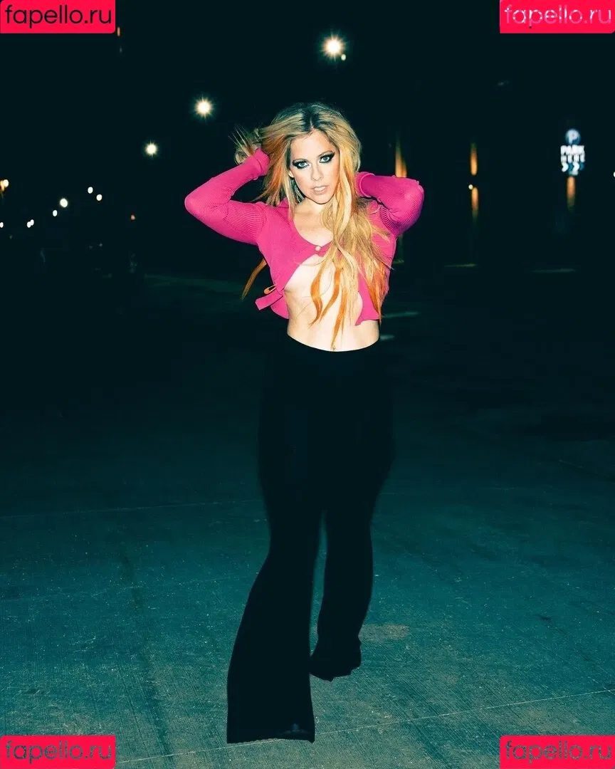 Avril Lavigne / AvrilLavigne Onlyfans Photo Gallery 