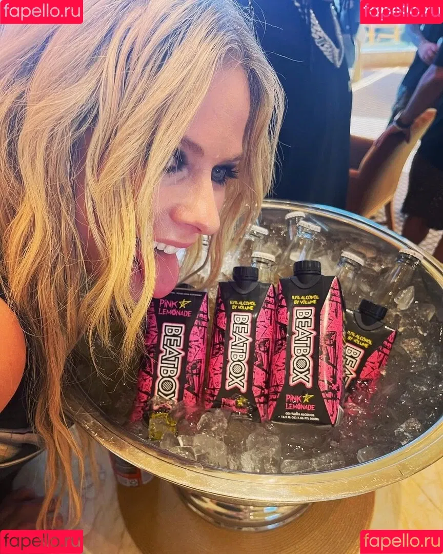 Avril Lavigne / AvrilLavigne Onlyfans Photo Gallery 