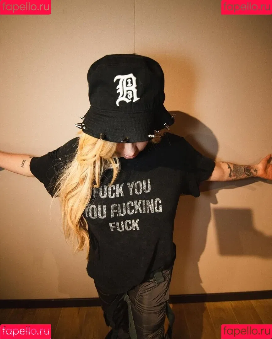 Avril Lavigne / AvrilLavigne Onlyfans Photo Gallery 