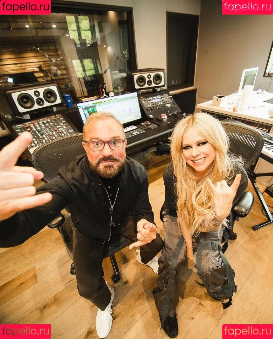 Avril Lavigne / AvrilLavigne Onlyfans Photo Gallery 
