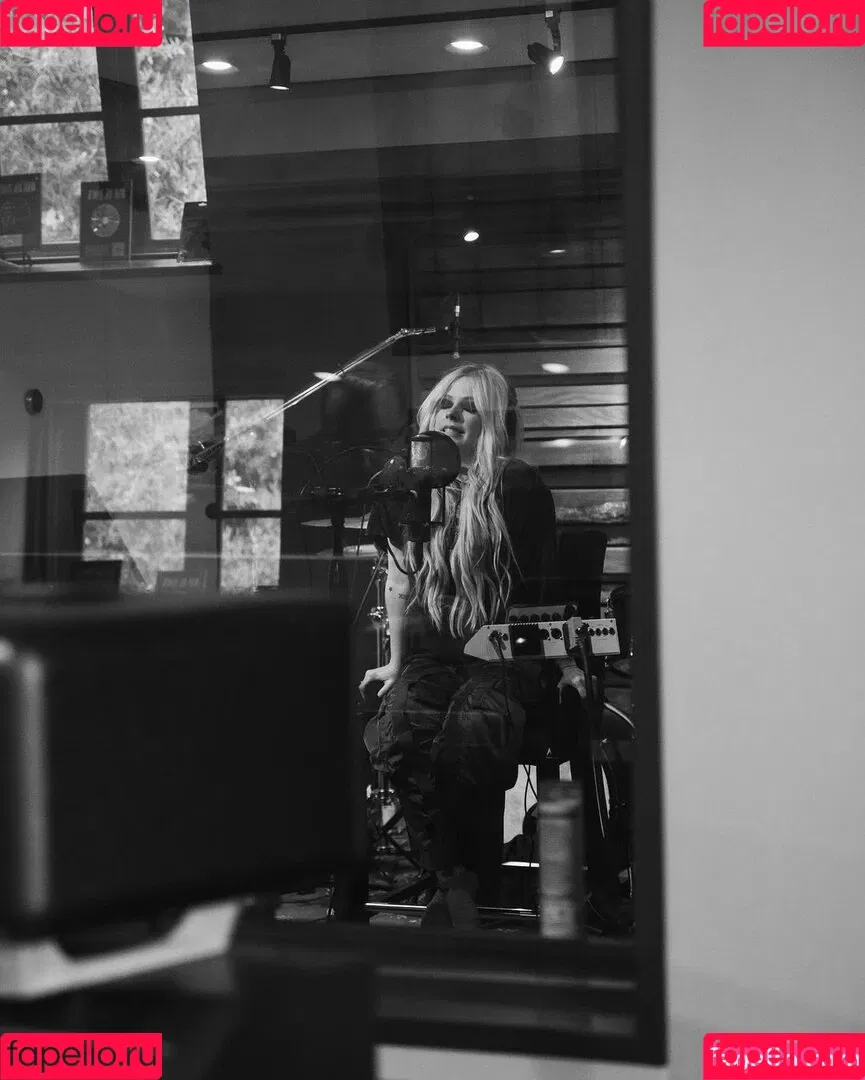 Avril Lavigne / AvrilLavigne Onlyfans Photo Gallery 