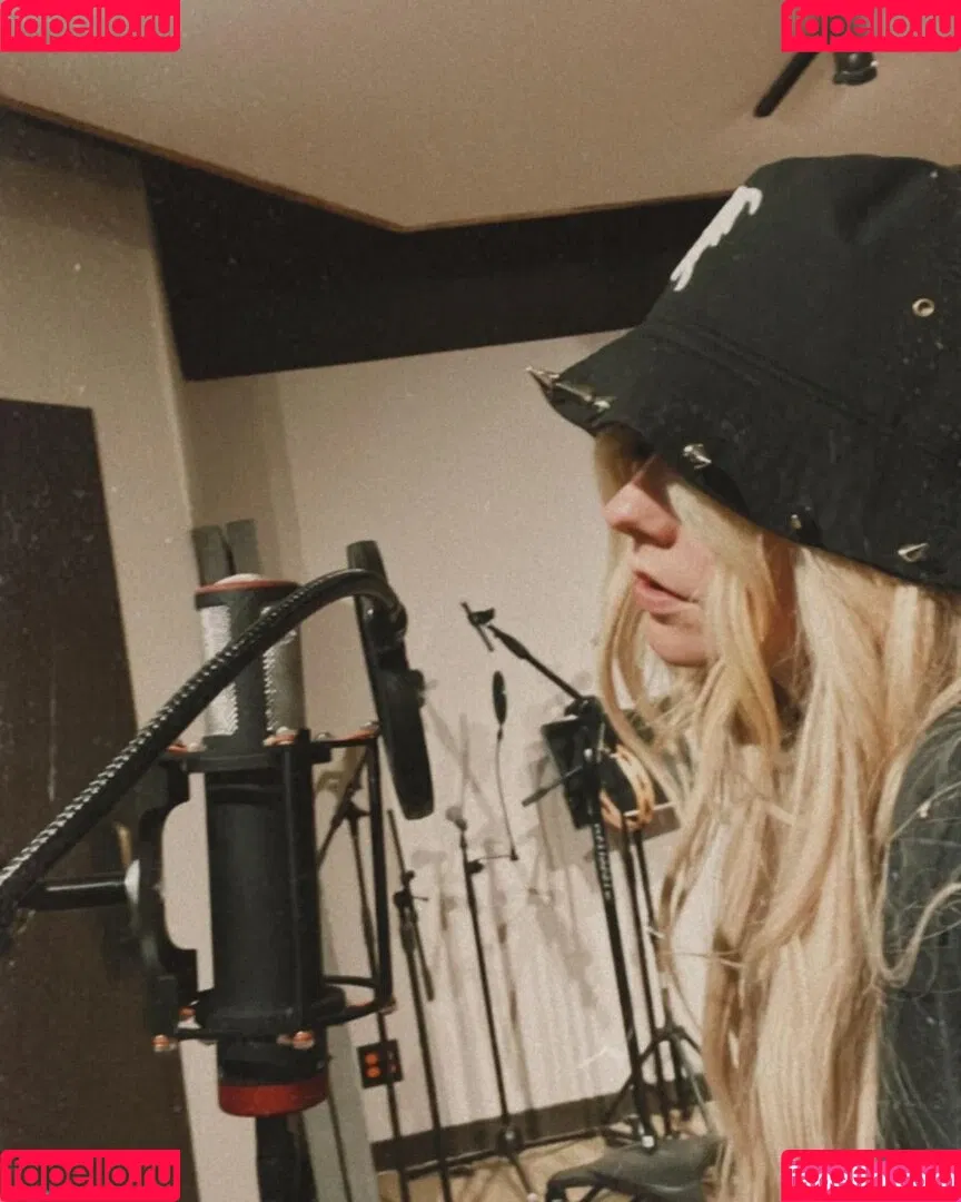 Avril Lavigne / AvrilLavigne Onlyfans Photo Gallery 
