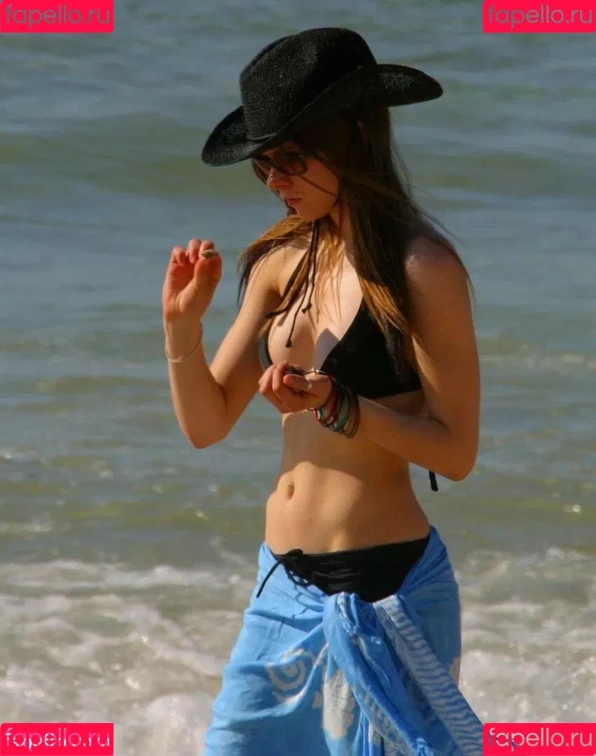 Avril Lavigne / AvrilLavigne Onlyfans Photo Gallery 