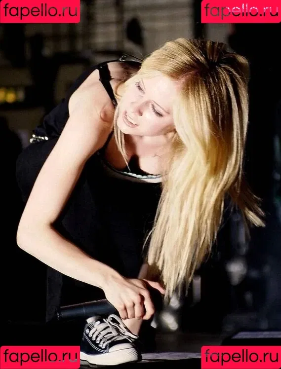 Avril Lavigne / AvrilLavigne Onlyfans Photo Gallery 