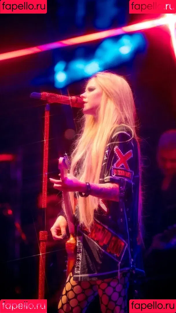 Avril Lavigne / AvrilLavigne Onlyfans Photo Gallery 